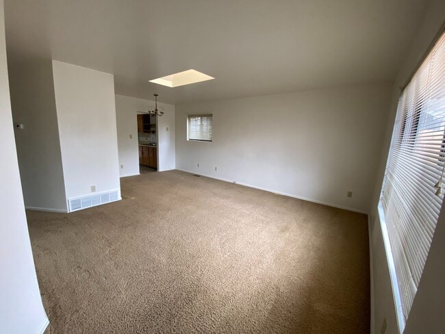 Building Photo - 2 Bedroom 1 Bath duplex