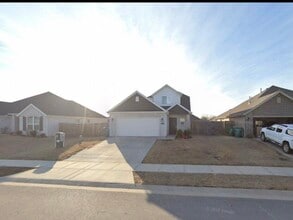 Building Photo - 1021 Lakeview Dr