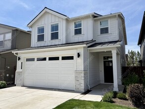 Building Photo - 3831 NE Tellus Dr