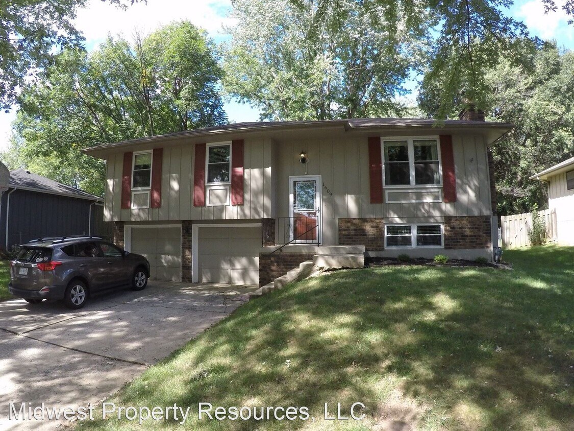 Primary Photo - 3 br, 1.5 bath House - 1609 SE Manor Place
