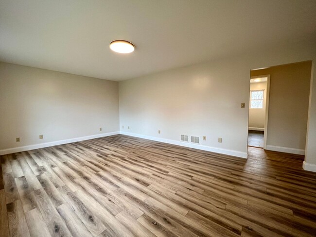 Building Photo - Beautifully Renovated Home!  5 Bedroom, 3 ...