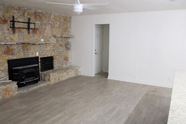 Foto del edificio - "Beautifully updated 4-Bedroom 2-Bath in A...