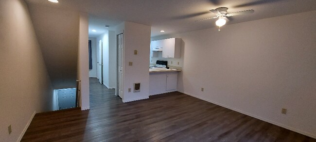 Building Photo - 2214 Maplewood Dr S