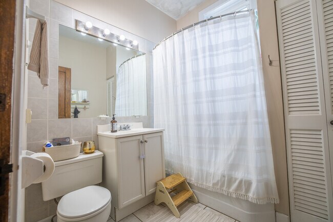 Foto del edificio - 2625 N Whipple St