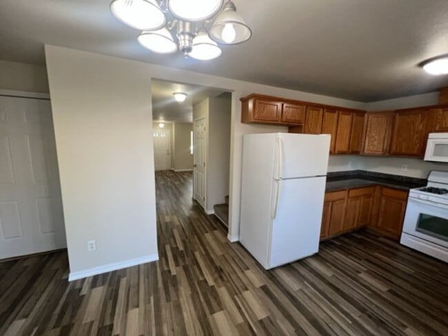 Foto del edificio - COMING SOON -  3 BEDROOM TOWNHOME W/ GARAGE