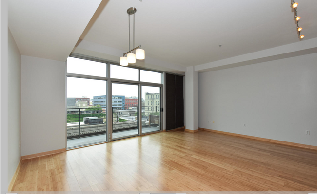 Building Photo - 106 W Seeboth St