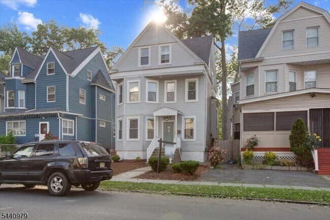 Building Photo - 163 Greenwood Ave