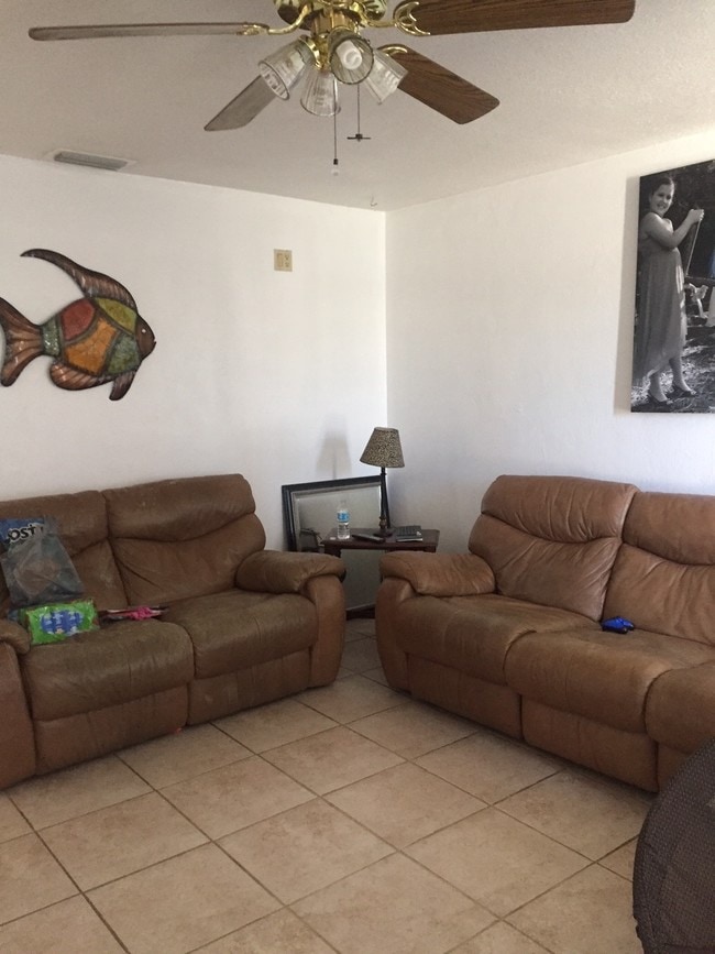 Living room - 524-536 Taylor Rd
