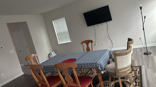 Foto del edificio - Room in Single Family Home on Runner Stone Ln