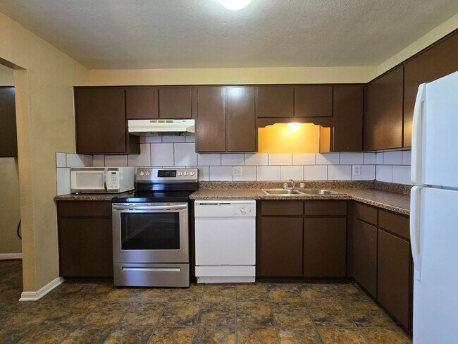 Building Photo - SECTION 8/HUD APPROVED - AVAILABLE NOW!