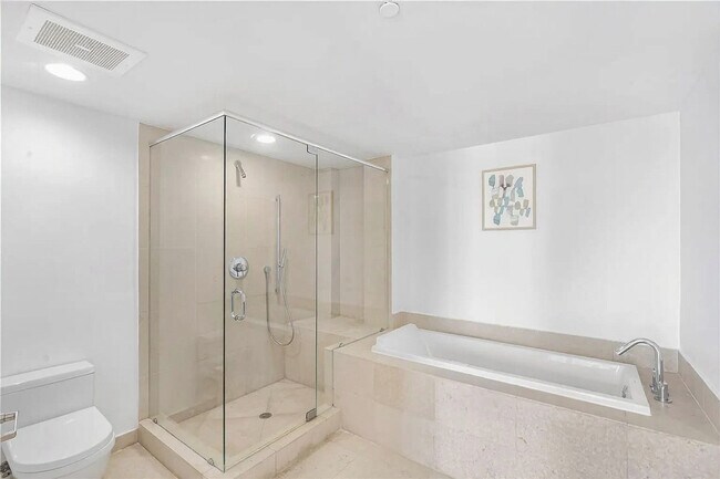 Building Photo - 485 Brickell Ave