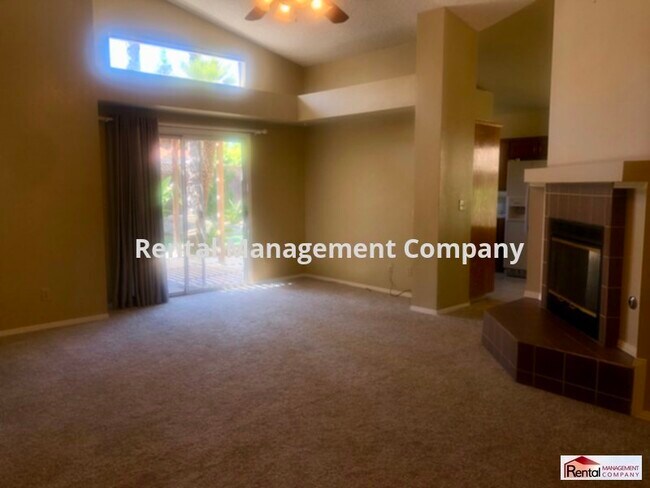 Building Photo - Great Home, beach entry pool, quiet neighborhood
