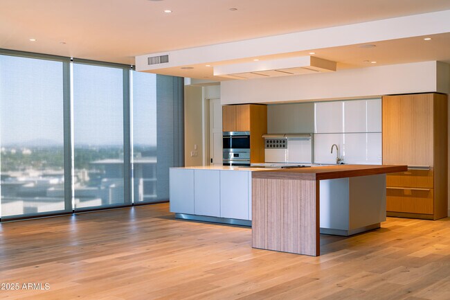 Building Photo - 6302 E Camelback Rd