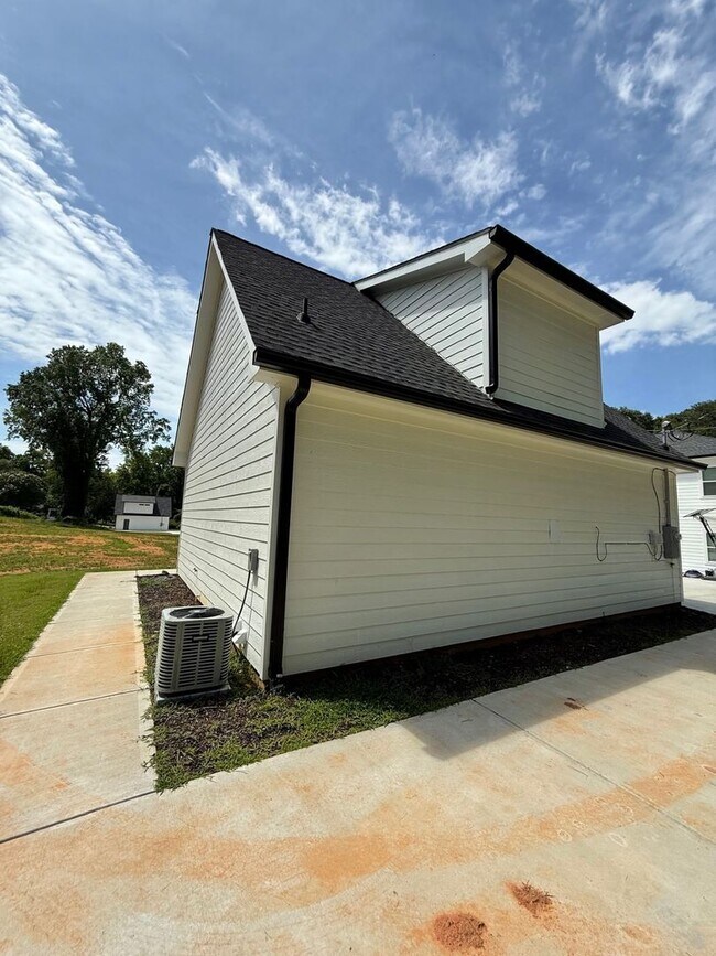 Foto del edificio - STUDIO APARTMENT PRE-LEASING FOR AUGUST 2026!