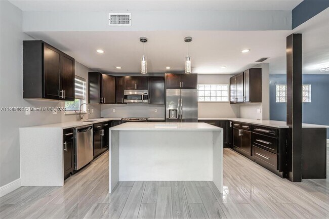 Foto del edificio - 3405 NW 108th Terrace