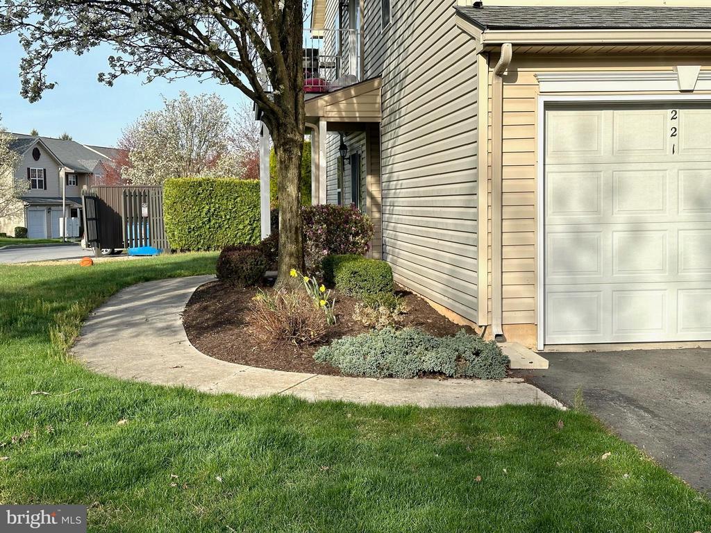 Primary Photo - 221 Sparrow Rd