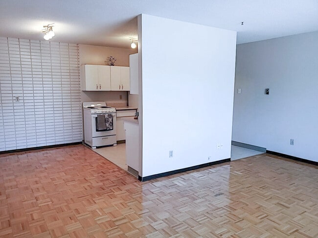 Building Photo - 1025 Munroe Av