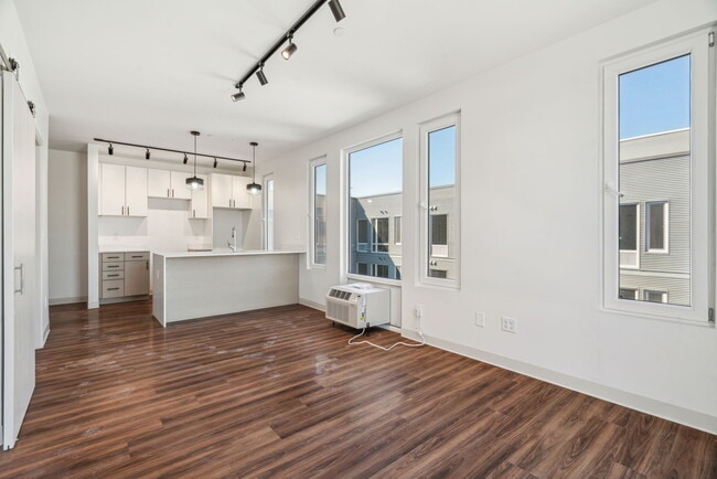 Building Photo - The Felix