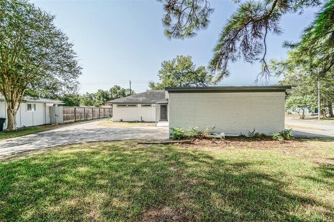 Foto del edificio - 6231 Birdwood Rd