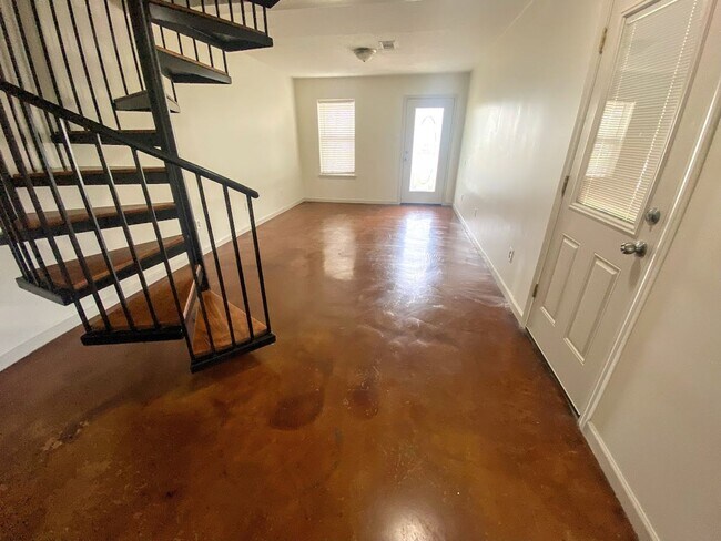 Foto del edificio - 2-Bed, 2.5-Bath Townhouse Near McNeese State University
