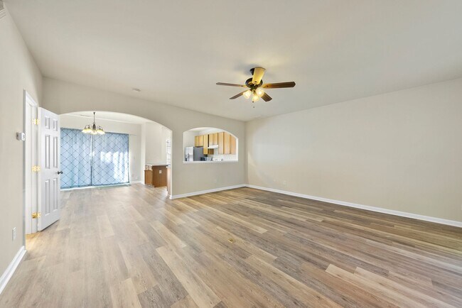 Foto del edificio - 516 Walnut Woods Dr
