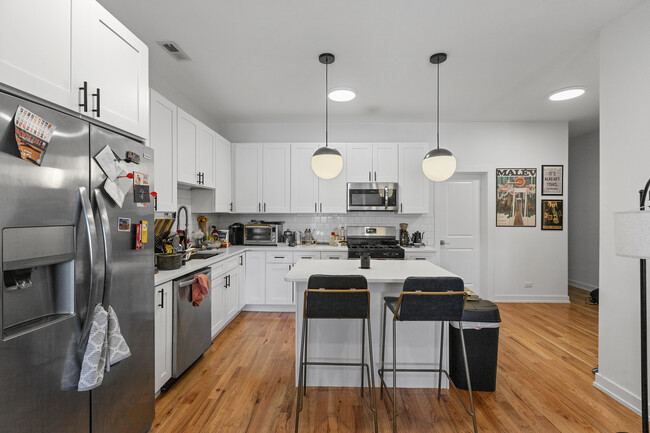 Foto del edificio - 1636 N Western Ave