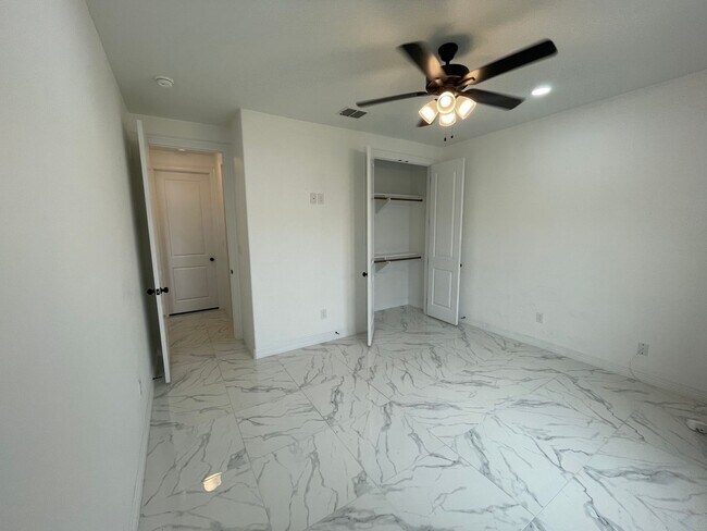 Foto del edificio - Modern Comfort & Style 4-Bedroom Home in A...