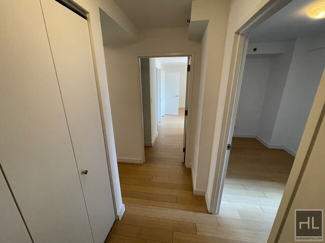 Building Photo - MASSIVE Murray Hill 3 Bed 2 Bath - WON'T L...