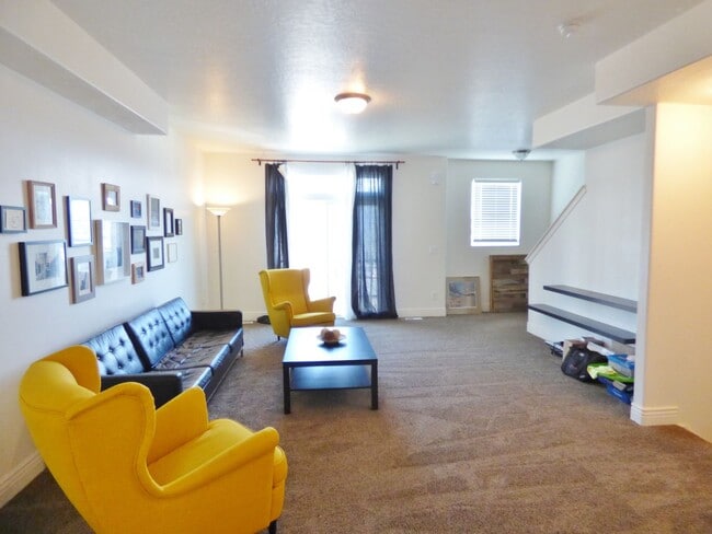 Building Photo - 3 Bd 3.5 Bath 2 Car Garage Townhome in Sandy