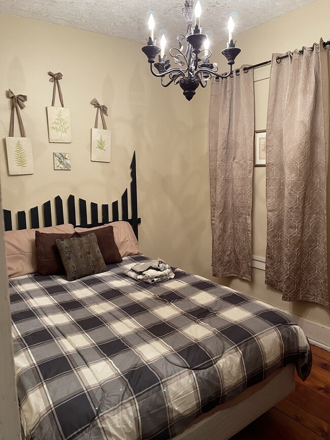 Bedroom - 403 N Whitewoman St