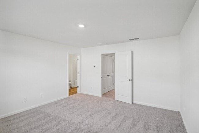 Building Photo - Fantastic 3bd/2.5ba home! Coming soon!