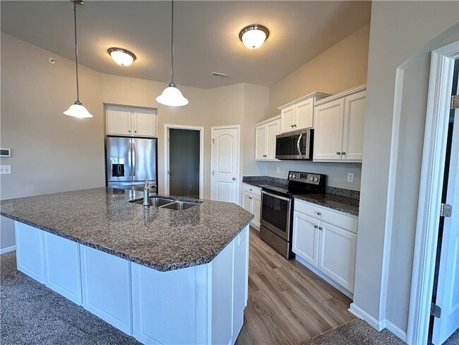 Foto del edificio - 16 Old Pond Rd