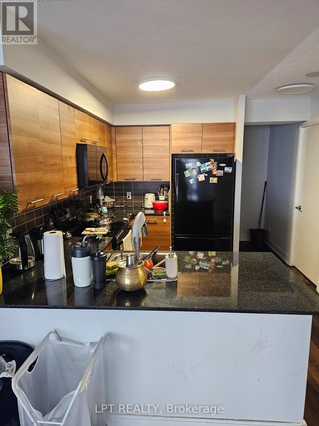 Building Photo - 125 Village Green Square