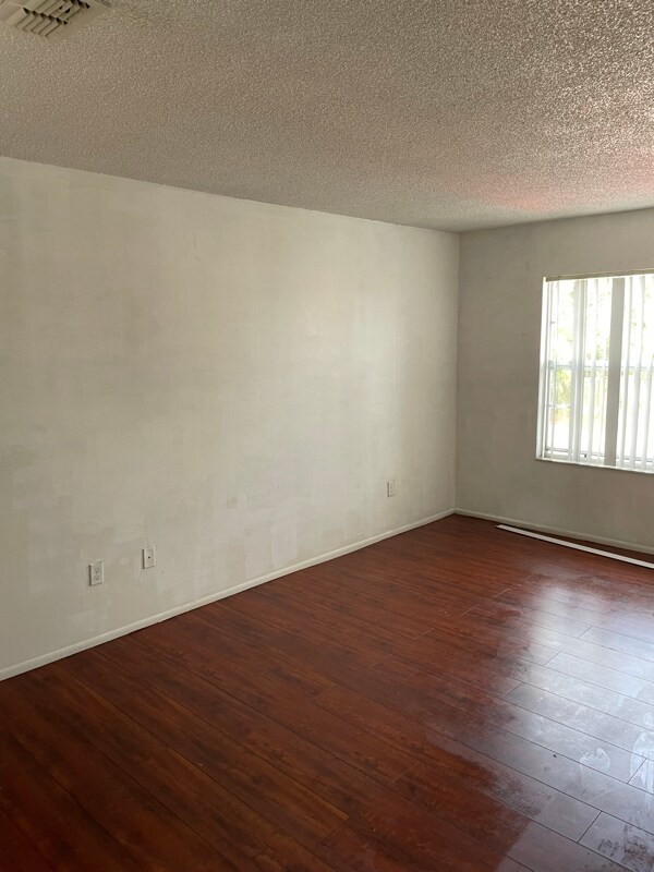 Building Photo - 400 Banana Cay Dr