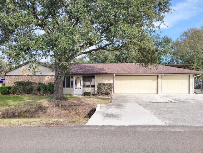 Building Photo - This spacious 4-bedroom, 2-bathroom lease home in Baytown, Texas, offers the perfect blend of com...