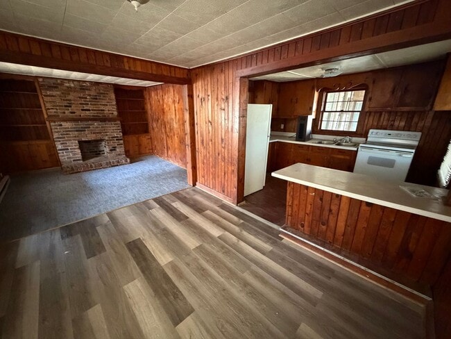 Building Photo - 2 Bedrooms- 1 Bathroom- House in West Rome!