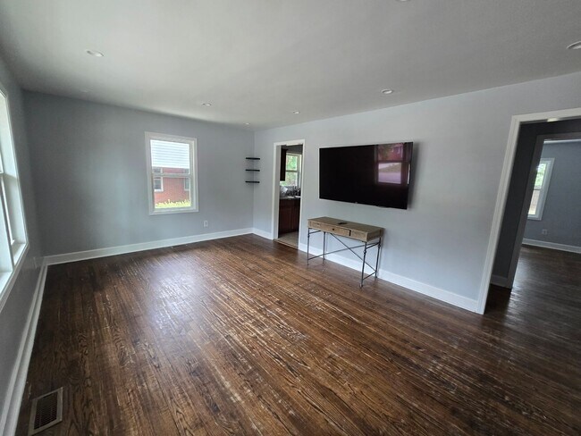 Building Photo - 2073 Seneca Dr
