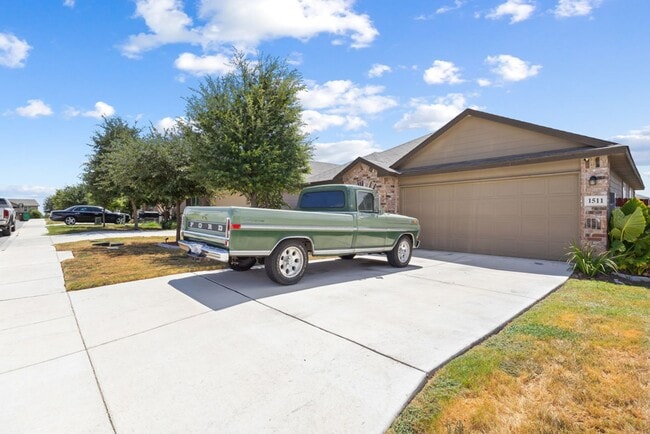 Building Photo - 4 Bedroom/2 Bath Amhurst