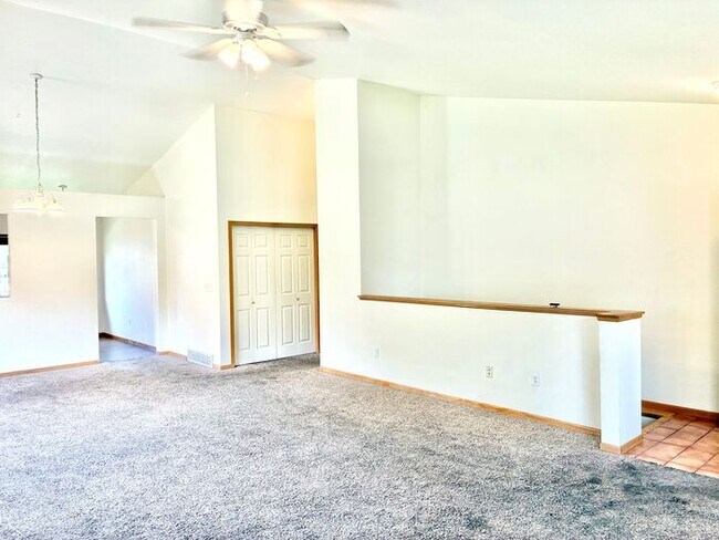 Foto del edificio - 4 Bedroom, 3 Bath Ranch Style Home with 2 ...