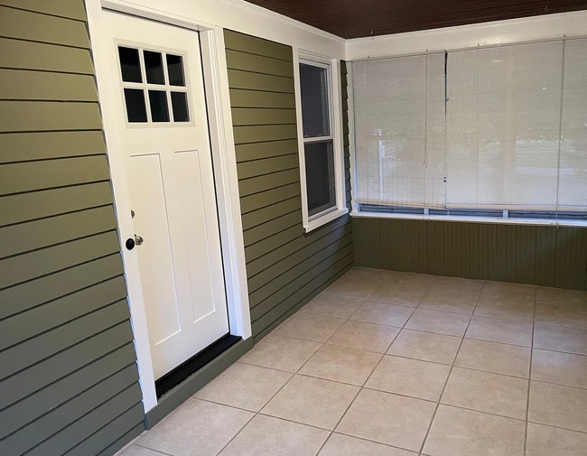 Screened in porch - 344 Fairport Rd