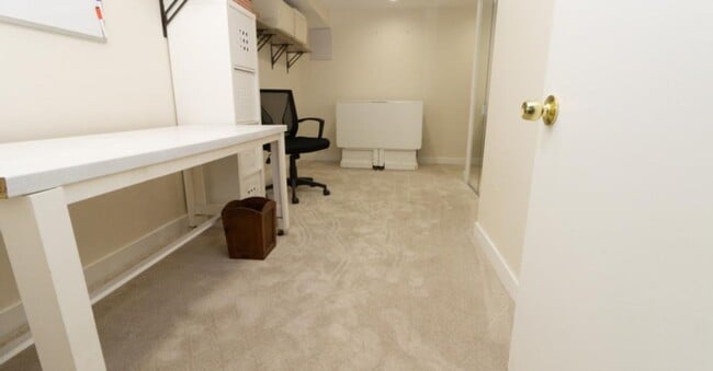 Building Photo - 2 Bed/ 1 Bath Mother in Law in Awesome nei...