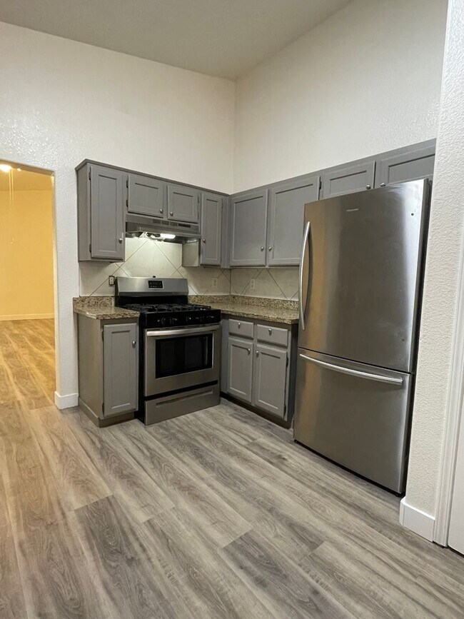Foto del edificio - Newly Renovated 4 Bd/2 Ba Home in North La...