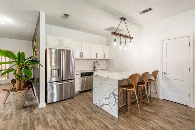 Building Photo - The Pointe at Westland