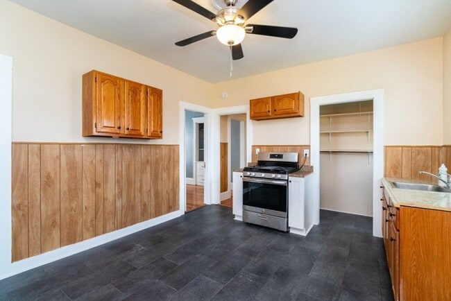 Building Photo - 46 Houghton St