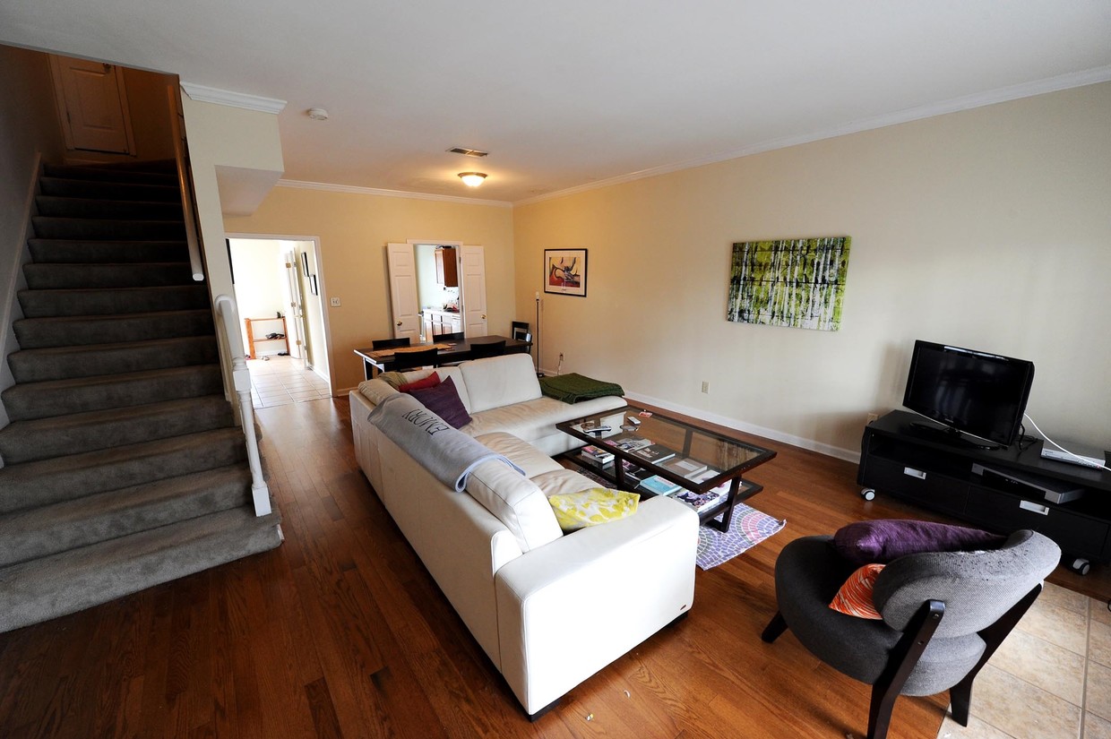 Living Room - Cobbham Oaks Apartments