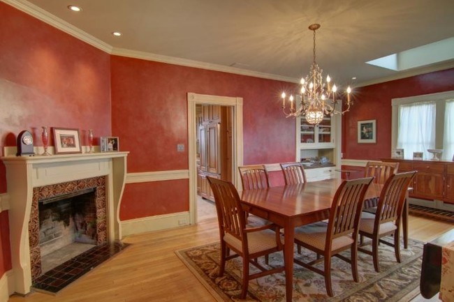 Building Photo - Spectacular Victorian House