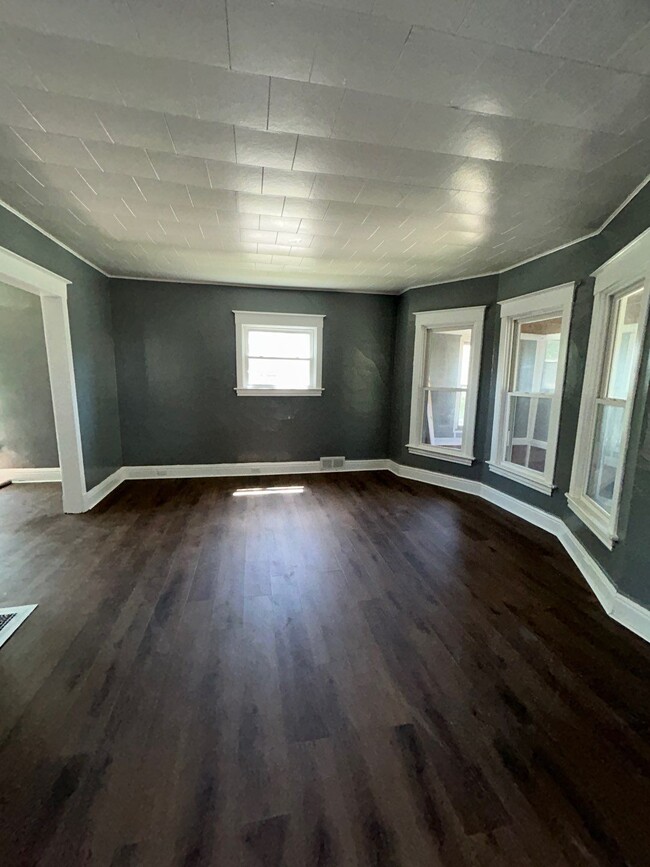 Building Photo - 403 N Independence Ave