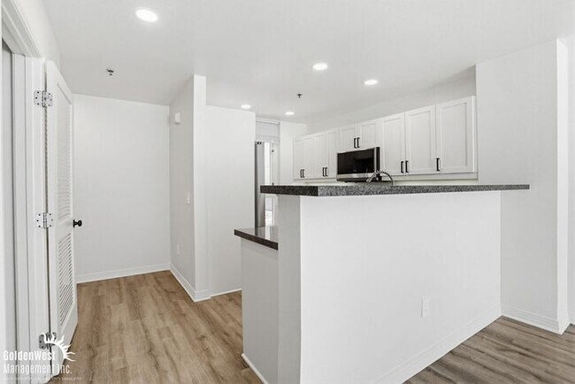 Foto del edificio - Immaculate 1Bdm 1Ba Condo with Massive Private Patio in the Diamond Terrace Building in Prime Dow...