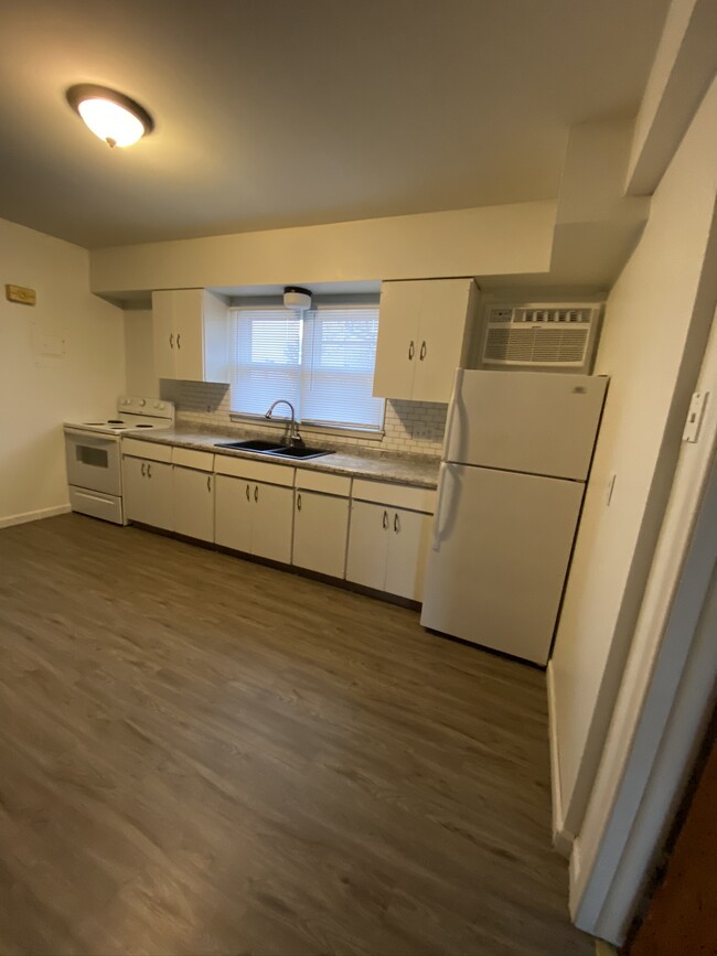 Building Photo - 115 S 38th Ave