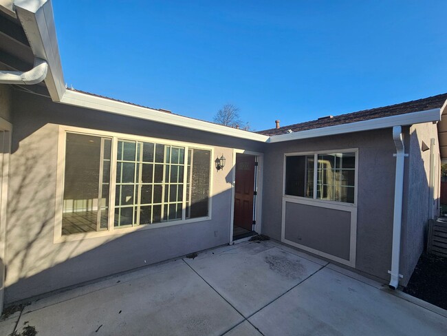 Building Photo - Beautifully Remodeled 3 Bedroom Home in Un...